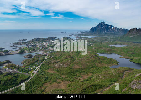 Le village balnéaire de Kabelvag dans les îles Lofoten et les belles montagnes environnantes et sur les rives, comme vu de la pointe des Tjeldbergtind. Banque D'Images