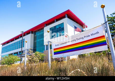 21 juin 2019 Menlo Park / CA / USA - Pride Flag affiché près de l'entrée de SLAC National Accelerator Laboratory (d'abord sous le nom de Stanford Linear Banque D'Images