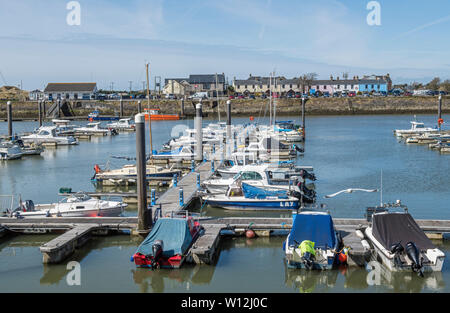 La marina à Burry Port sous le soleil d'avril. Burry Port sur la côte est du à l'ouest de Llanelli en Galles du sud. Banque D'Images