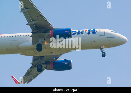 MINNEAPOLIS, MINNESOTA / USA - 29 juin 2019 : avion avion arrivée avec atterrissage à MSP - Minneapolis / St Paul Airport de Mi Banque D'Images