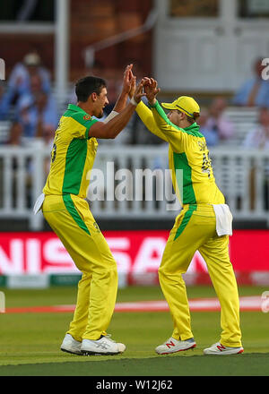 Londres, Royaume-Uni. 29 Juin, 2019. 29 juin 2019, le Lords Cricket Ground, Londres, Angleterre, Coupe du Monde de Cricket ICC, la Nouvelle-Zélande et l'Australie ; Mitchell Starc de l'Australie donne à Steve Smith, de l'Australie un cinq après qu'il prend une prise pour la rejeter Tom Latham de la Nouvelle-Zélande des 14 pour qu'il exécute en 125-6 la 36e sur une action plus sport Crédit : Images/Alamy Live News Banque D'Images