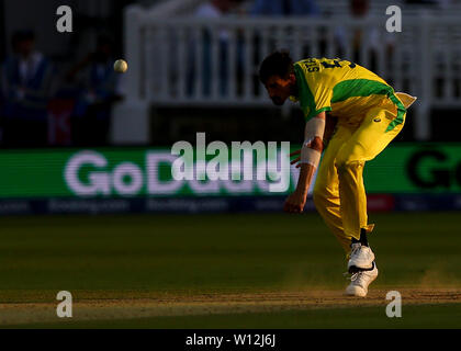 Londres, Royaume-Uni. 29 Juin, 2019. 29 juin 2019, le Lords Cricket Ground, Londres, Angleterre, Coupe du Monde de Cricket ICC, la Nouvelle-Zélande et l'Australie ; Mitchell Starc bowling de l'Australie de la fin : Action Crédit Plus Sport Images/Alamy Live News Banque D'Images