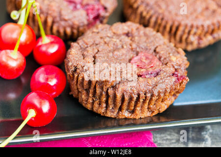 Muffins au chocolat maison avec un griottier Banque D'Images