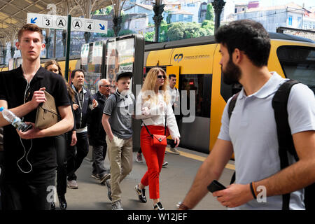 La gare Sao Bento voyageurs passagers gens marchant le long de la descente de la plate-forme un train à Porto Porto Portugal Europe UE KATHY DEWITT Banque D'Images