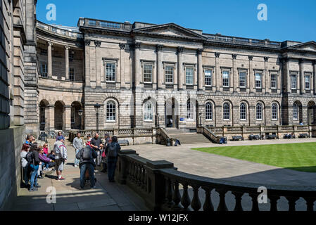 Les touristes visitent le Quad of Old College de l'Université d'Édimbourg, conçu par Robert Adam et complété par William Henry Playfair en 1827. Banque D'Images