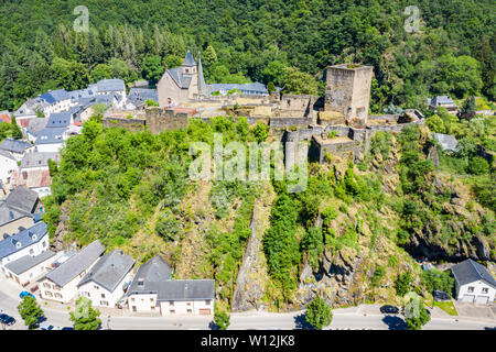 Vue aérienne de Esch-sur-Sure, ville médiévale au Luxembourg, dominé par le château, dans le canton de Wiltz en 9420. Les forêts du Parc Naturel de la Haute-Sûre, méandre o Banque D'Images