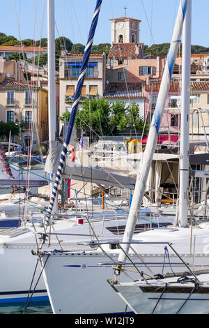 Voiliers et bateaux à quai de pose, Cassis, Bouches du Rhône, France, Banque D'Images