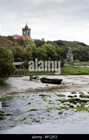 Marée basse le long de la rivière Barro avec l'église de Nuestra Señora de los Dolores de Barro. Le village de Barro se trouve le long du Camino del Norte, une moins Banque D'Images