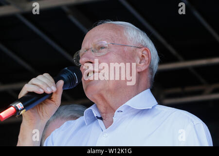 Ramstein, en Allemagne. 29 juin 2019. Oskar Lafontaine, chef de l'opposition à la Sarre pour die Linke (la gauche), s'adresse à la foule lors de la clôture rally.quelques milliers de militants pour la paix à partir de la Base aérienne de Ramstein Stopp a protesté contre la campagne en dehors de la base aérienne de Ramstein US. La protestation a été la fin de cette année, la semaine d'action contre la base aérienne. L'objectif principal de cette année était sur l'implication présumée de la base aérienne dans le drone warfare de l'US Air Force au Moyen-Orient et l'Afrique et l'appel à l'utilisez pas Ramstein pour une future guerre contre l'Iran. Banque D'Images