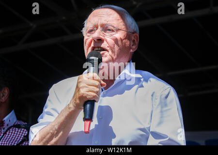 Ramstein, en Allemagne. 29 juin 2019. Oskar Lafontaine, chef de l'opposition à la Sarre pour die Linke (la gauche), s'adresse à la foule lors de la clôture rally.quelques milliers de militants pour la paix à partir de la Base aérienne de Ramstein Stopp a protesté contre la campagne en dehors de la base aérienne de Ramstein US. La protestation a été la fin de cette année, la semaine d'action contre la base aérienne. L'objectif principal de cette année était sur l'implication présumée de la base aérienne dans le drone warfare de l'US Air Force au Moyen-Orient et l'Afrique et l'appel à l'utilisez pas Ramstein pour une future guerre contre l'Iran. Banque D'Images