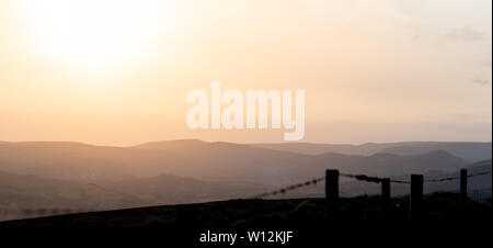 Un magnifique coucher de soleil sur le paisible Parc national de Peak District, UK Banque D'Images