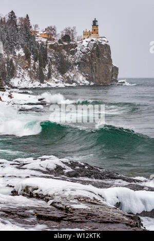 Frappant les vagues du rivage du lac Supérieur, le phare de Split Rock State Park, février, le comté de Lake, MN, USA, par Dominique Braud/Dembinsky Assoc Photo Banque D'Images