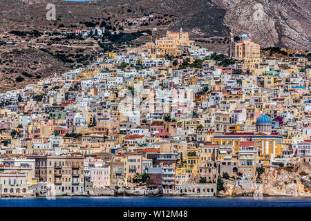 Ermoupoli ville, capitale de l'île de Syros. À l'arrière il y a Ano Syra. La cathédrale catholique est vue à la gauche du haut de la colline, les orthodoxes à la droite. Banque D'Images