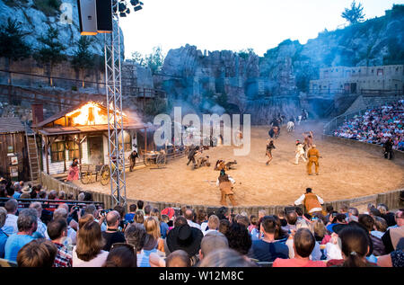 Hambourg, Allemagne. 29 Juin, 2019. Effectuer dans les acteurs de théâtre de plein air sur Kalkberg lors de la première de la pièce "Unter Geiern - Der Sohn des Bärenjägers' par Karl May. Crédit : Daniel Bockwoldt/dpa/Alamy Live News Banque D'Images