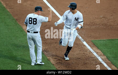 New York Yankees Aaron juge (à droite) célèbre après avoir frappé un home run au cours de la série MLB Londres match au stade de Londres. Banque D'Images