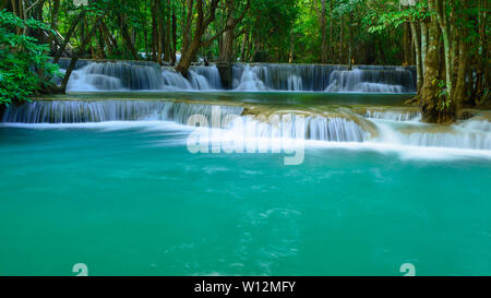 Huay Mae Khamin cascades en forêt profonde au Parc National Srinakarin Kanchanaburi Banque D'Images