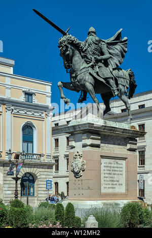 Théâtre élisabéthain principal néoclassique du xixe siècle et de bronze statue équestre de l'Hotel Nobel dans la ville de Burgos, Espagne Banque D'Images