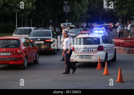 Bucarest, Roumanie - 29 juin 2019 : les agents de police de la circulation directe lors d'un barrage routier à Bucarest. Banque D'Images