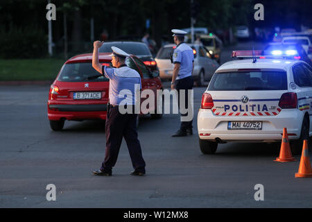 Bucarest, Roumanie - 29 juin 2019 : les agents de police de la circulation directe lors d'un barrage routier à Bucarest. Banque D'Images