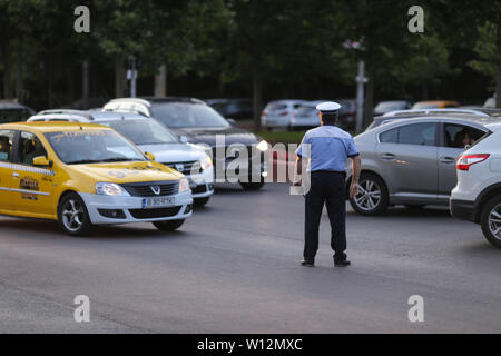 Bucarest, Roumanie - 29 juin 2019 : les agents de police de la circulation directe lors d'un barrage routier à Bucarest. Banque D'Images