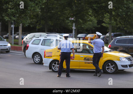 Bucarest, Roumanie - 29 juin 2019 : les agents de police de la circulation directe lors d'un barrage routier à Bucarest. Banque D'Images