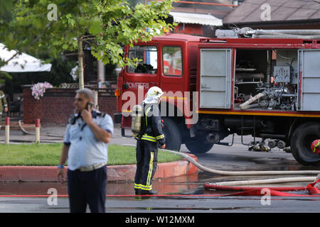 Bucarest, Roumanie - 29 juin 2019 : les pompiers pour éteindre un incendie qui s'est propagé à l'échelle d'une maison habitée à Bucarest. Banque D'Images