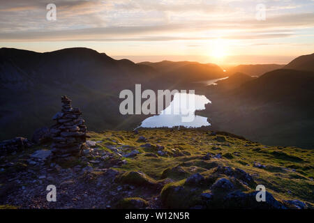 Coucher de soleil depuis le sommet, Fleetwith Pike Lake District, UK Banque D'Images