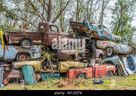 Mur de old vintage voitures, camions et autres cochonneries entassées juste loin d'altération élevé Banque D'Images