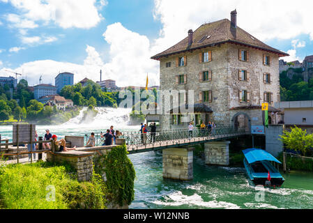 Genève, Suisse - 23 juillet 2019. Chute d'eau sur le Rhin, dans la ville de Genève en Suisse.le pont Banque D'Images