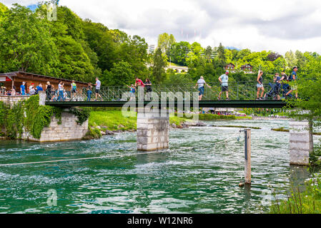 Genève, Suisse - 23 juillet 2019. Chute d'eau sur le Rhin, dans la ville de Genève en Suisse.le pont Banque D'Images