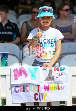 Londres, Royaume-Uni. 29 Juin, 2019. 29 juin 2019, le Lords Cricket Ground, Londres, Angleterre, Coupe du Monde de Cricket ICC, la Nouvelle-Zélande et l'Australie ; un jeune fan à sa 2e coupe du monde : l'action de Crédit Plus Sport Images/Alamy Live News Banque D'Images