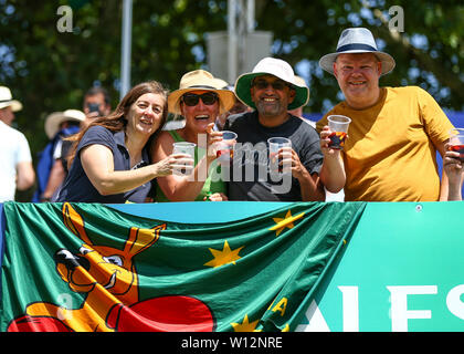 Londres, Royaume-Uni. 29 Juin, 2019. 29 juin 2019, le Lords Cricket Ground, Londres, Angleterre, Coupe du Monde de Cricket ICC, la Nouvelle-Zélande contre l'Australie, l'Australian fans de déguster une boisson plus Sport Action Crédit : Images/Alamy Live News Banque D'Images