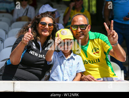 Londres, Royaume-Uni. 29 Juin, 2019. 29 juin 2019, le Lords Cricket Ground, Londres, Angleterre, Coupe du Monde de Cricket ICC, la Nouvelle-Zélande et l'Australie ; une famille soutenir les deux équipes : l'action de Crédit Plus Sport Images/Alamy Live News Banque D'Images