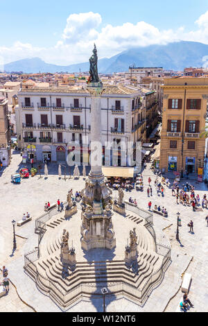 Palerme, SICILE, ITALIE - 10 MAI 2018 : La colonne de l'Immaculée (Colonna dell'Immacolata) sur la place de San Domenico (Piazza San Domenico) dans l'h Banque D'Images