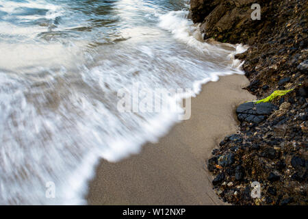 Vagues se brisant sur les rochers de Wood's Cove à Laguna Beach, Californie. Vitesse d'obturation lente. Banque D'Images