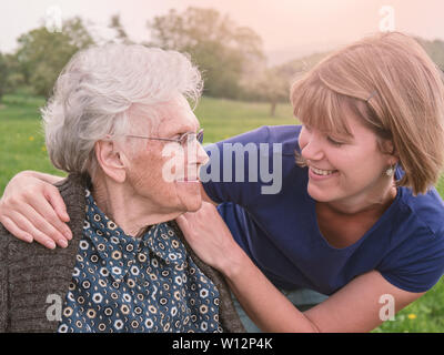 Portrait of smiling senior woman with caregiver Banque D'Images