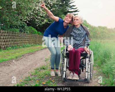 Petite-fille avec senior woman in wheelchair Banque D'Images
