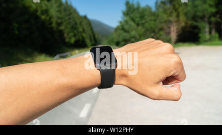 À la smartwatch montre de sport ou au contrôle de la position de navigation GPS, la carte ou la fréquence cardiaque pulse trace. Le sport et la condition physique à l'extérieur dans la nature. Banque D'Images