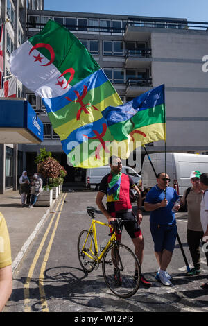 Londres, Royaume-Uni. 29 juin 2019. Deux hommes battre le pavillon de la communauté berbère marginalisés qui sont interdits lors de manifestations en Algérie. Algériens rassemblement à l'ambassade d'Algérie après une marche à travers Londres. Hier, c'était la 19ème semaine de manifestations pacifiques en Algérie pour un véritable changement de régime qui se sont poursuivies malgré la démission du Président Bouteflika le 2 avril. L'élection d'un successeur a été reportée. Peter Marshall/Alamy Live News Banque D'Images