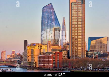 Soirée coucher du soleil reflétée sur les gratte-ciel modernes à Londres, Angleterre, RU Banque D'Images