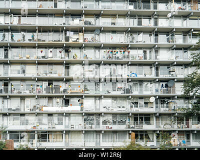 IJmuiden Santpoort Zuid, Pays-Bas - Août 20, 2018 location : Appartement près de la plage avec plusieurs grandes fenêtres, chezlongues Banque D'Images