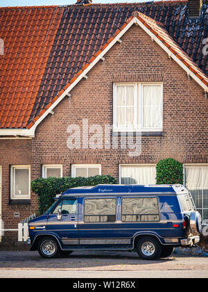 IJmuiden Santpoort Zuid, Pays-Bas - Aug 20, 2018 : Americana style hollandais avec Chevrolet GMC Vandura voyage mobile home rv véhicule garé devant une maison - vertical image Banque D'Images