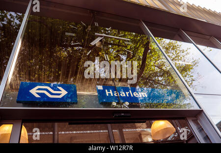 Haarlem, Pays-Bas - Aug 20, 2018 : la gare centrale de Haarlem entrée par Kennemerplein 6 rue avec Banque D'Images