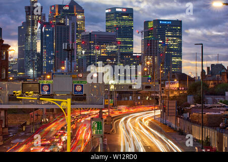 Soirée le trafic le long des artères principales dans le centre financier de l'entendre, Londres, Angleterre Banque D'Images