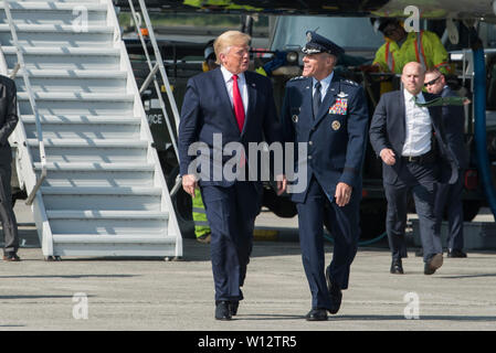 Le président Donald Trump parle avec le lieutenant général de l'US Air Force Tom Bussiere, commandant de la région alaskienne du NORAD, le commandement de l'Alaska et la 11e Air Force à l'arrivée à Joint Base Elmendorf-Richardson, Alaska, le 26 juin 2019. L'avion transportant le Président, Donald Trump, a atterri à JBER pour faire le plein sur son chemin pour le sommet du G20 de 2019 à Osaka, Japon. (U.S. Air Force photo par un membre de la 1re classe Caitlin Russell) Banque D'Images