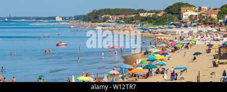 Follonica, Italie - 25 juin 2019 : Follonica est une ville de la province de Grosseto dans la région italienne de la Toscane. Il est célèbre pour sa plage d'or et Banque D'Images