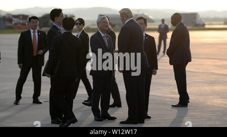 Le président Donald J. Trump accueille l'Ambassadeur Cho Yoon-je, la Corée du Sud, ambassadeur aux États-Unis, à Osan Air Base, République de Corée, le 30 juin 2019. Trump sera en visite de hauts fonctionnaires du gouvernement et les forces militaires de la péninsule qui soutenir et défendre le maintien de l'alliance des États-Unis et la République de Corée. (U.S. Photo de l'Armée de l'air par le sergent. Sergio A. Gamboa) Banque D'Images