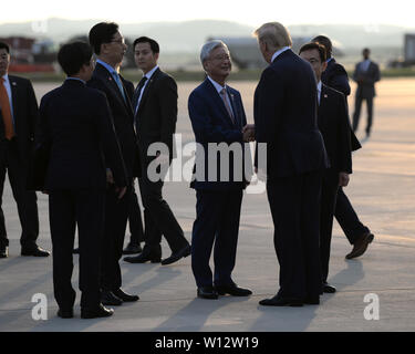 Le président Donald J. Trump accueille l'Ambassadeur Cho Yoon-je, la Corée du Sud, ambassadeur aux États-Unis, à Osan Air Base, République de Corée, le 30 juin 2019. Trump sera en visite de hauts fonctionnaires du gouvernement et les forces militaires de la péninsule qui soutenir et défendre le maintien de l'alliance des États-Unis et la République de Corée. (U.S. Photo de l'Armée de l'air par le sergent. Sergio A. Gamboa) Banque D'Images