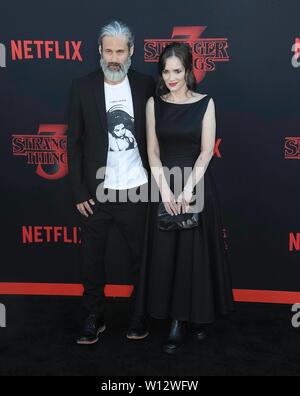 Scott Hahn Mackinlay Winona Ryder et assister à "l'étranger choses' Saison 3 Première mondiale à Santa Monica High School Hall Barnum à Santa Monica, Californie, USA, le 29 juin 2019. Dans le monde d'utilisation | Banque D'Images