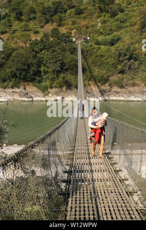 Passerelle d'Narayanghat-Mugling la suspension de l'autoroute côté sud de Seti Gandaki River près de la présidence Resort, Chitwan, Népal District Banque D'Images